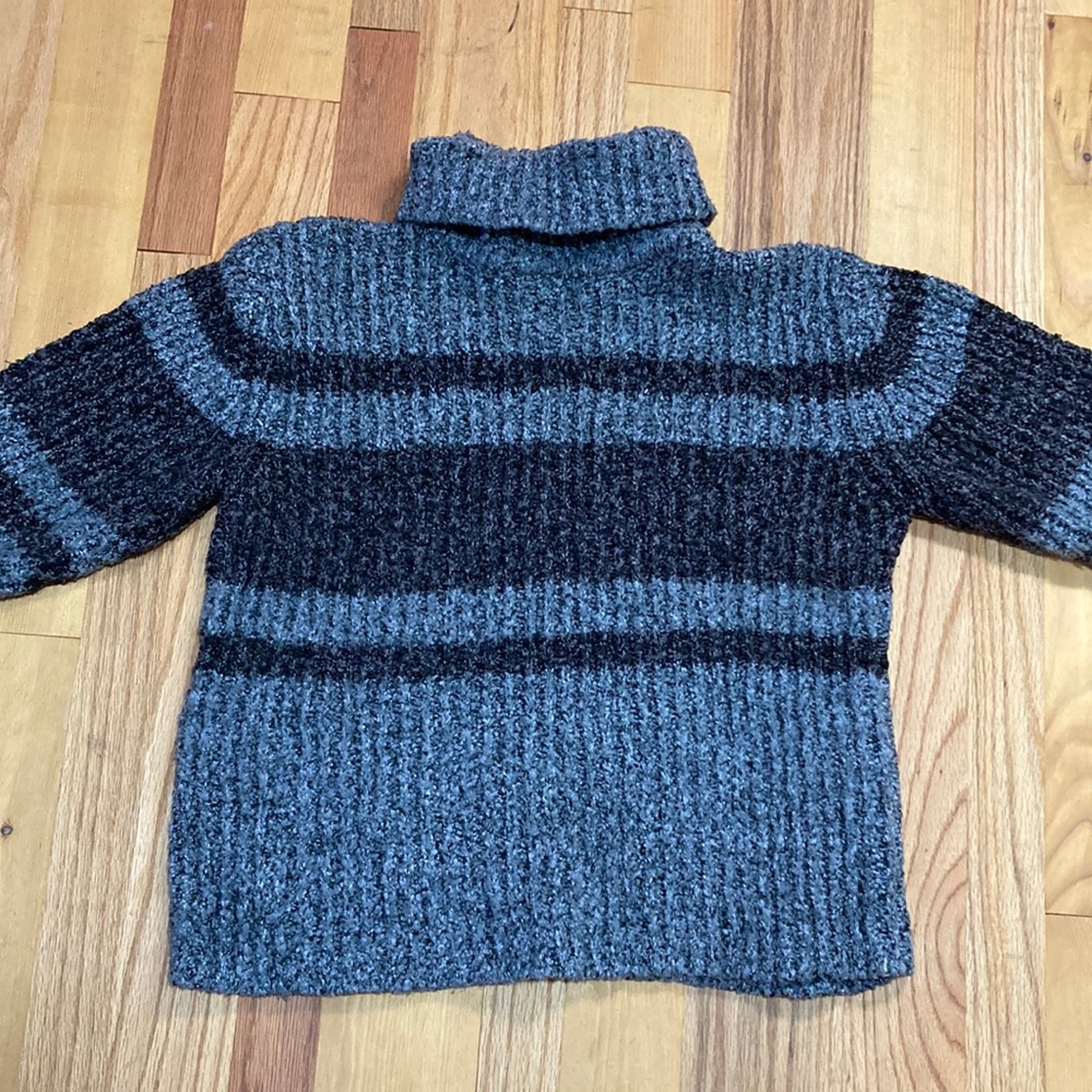 Accomplice Gray/Black Turtle Neck Size L.  70% Acrylic 30% Polyester. Excellent.